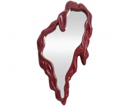 Glamour n&aacute;stěnn&eacute; zrcadlo Rubia s plastick&yacute;m rozt&aacute;t&yacute;m r&aacute;mem v atypick&eacute;m tvaru v červen&eacute; barvě s leskl&yacute;m hladk&yacute;m povrchem