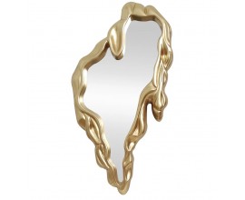 Glamour n&aacute;stěnn&eacute; z&aacute;věsn&eacute; zrcadlo Rubia v atypick&eacute;m tvaru s rozt&aacute;t&yacute;m designem s plastick&yacute;m zlat&yacute;m r&aacute;mem s leskl&yacute;m hladk&yacute;m povrchem