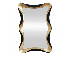 Glamour n&aacute;stěnn&eacute; obd&eacute;ln&iacute;kov&eacute; zrcadlo Yraj s černě zlat&yacute;m r&aacute;mem se zvlněn&yacute;m designem s d&yacute;hovanou zadn&iacute; deskou
