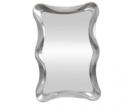 Stylov&eacute; glamour stř&iacute;brn&eacute; n&aacute;stěnn&eacute; zrcadlo Yraj se zvlněn&yacute;m r&aacute;mem 120 cm