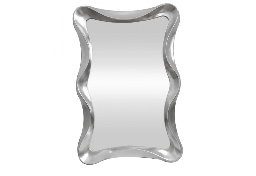 Stylov&eacute; glamour stř&iacute;brn&eacute; n&aacute;stěnn&eacute; zrcadlo Yraj se zvlněn&yacute;m r&aacute;mem 120 cm