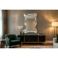 Stylov&eacute; glamour stř&iacute;brn&eacute; n&aacute;stěnn&eacute; zrcadlo Yraj se zvlněn&yacute;m r&aacute;mem 120 cm