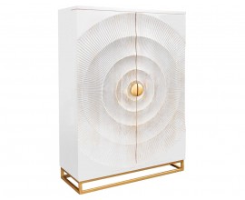 Glamour obd&eacute;ln&iacute;kov&aacute; dvoudveřov&aacute; barov&aacute; skř&iacute;ňka Cumbria v b&iacute;l&eacute; barvě se zlat&yacute;mi detaily s kovov&yacute;mi kulat&yacute;mi &uacute;chyty a kovovou konstrukc&iacute; z masivn&iacute;ho mangov&eacute;ho dřeva