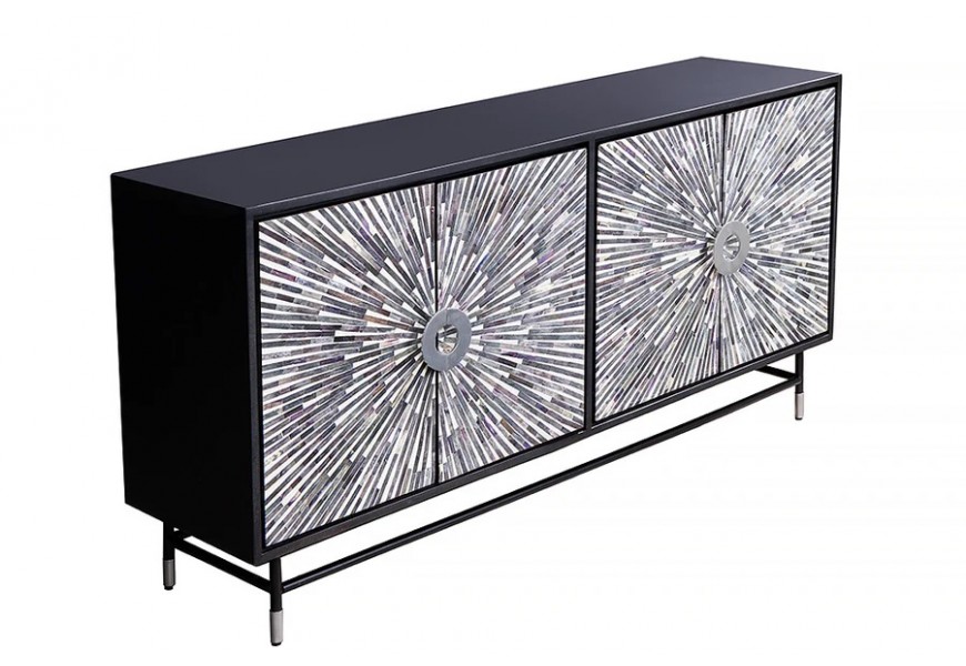 Stylový art deco obdélníkový čtyřdveřový příborník Hueso s mozaikou s technikou bone inlay z buvolí kosti v černobílé barvě s kovovou černou konstrukcí