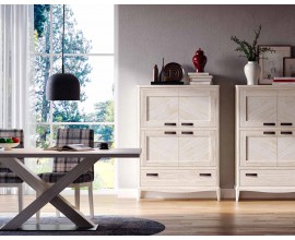 Luxusn&iacute; modern&iacute; venkovsk&aacute; j&iacute;deln&iacute; sestava n&aacute;bytku Quebec z masivn&iacute;ho dřeva s obd&eacute;ln&iacute;kov&yacute;m stolem s překř&iacute;žen&yacute;ma nohama s vysok&yacute;mi př&iacute;born&iacute;ky a vyřez&aacute;vanou li&scaron;tou a čalouněn&yacute;mi j&iacute;deln&iacute;mi židlemi