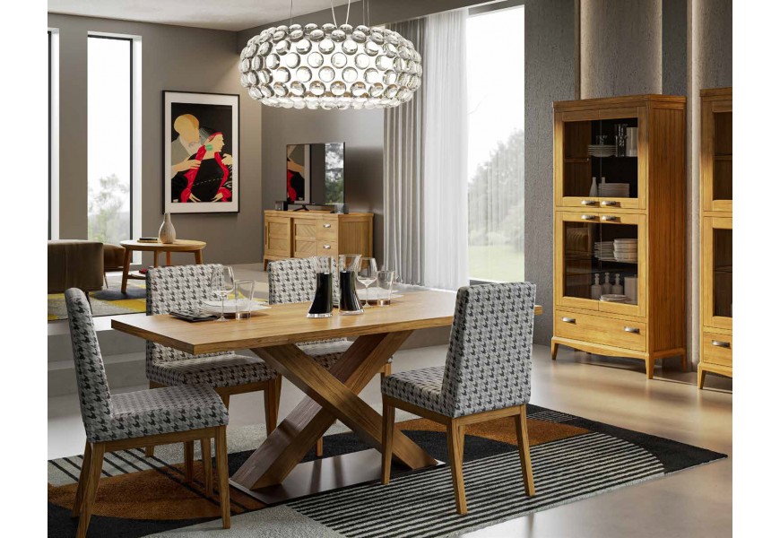 Luxusní venkovská masivní sestava moderního nábytku do jídelny a obývacího pokoje s obdélníkovým jídelním stolem a čalouněnými židlemi se čtyřdveřovou vitrínou a oválným konferenčním stolkem a televizním stolkem v naturálním hnědém provedení