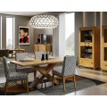 Luxusní venkovská masivní sestava moderního nábytku do jídelny a obývacího pokoje s obdélníkovým jídelním stolem a čalouněnými židlemi se čtyřdveřovou vitrínou a oválným konferenčním stolkem a televizním stolkem v naturálním hnědém provedení