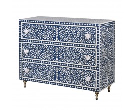 Luxusn&iacute; etno komoda Daytona se třemi &scaron;upl&iacute;ky s flor&aacute;ln&iacute;m motivem v obd&eacute;ln&iacute;kov&eacute;m tvaru v b&iacute;lo modr&eacute; barvě s intarzi&iacute; z buvol&iacute; kosti a mangov&eacute;ho dřeva s technikou bone inlay a mosazn&yacute;mi kovov&yacute;mi nožičkami
