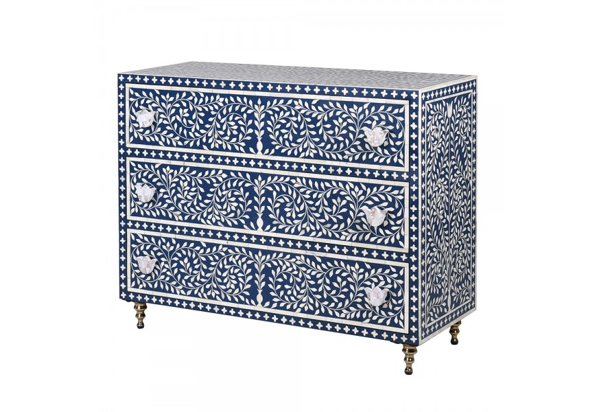 Luxusní etno komoda Daytona se třemi šuplíky s florálním motivem v obdélníkovém tvaru v bílo modré barvě s intarzií z buvolí kosti a mangového dřeva s technikou bone inlay a mosaznými kovovými nožičkami