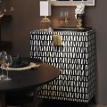 Luxusn&iacute; designov&aacute; obd&eacute;ln&iacute;kov&aacute; dvoudveřov&aacute; barov&aacute; skř&iacute;ňka Tafir s intarzi&iacute; z buvol&iacute; kosti s černo b&iacute;l&yacute;m vzorem 106 cm