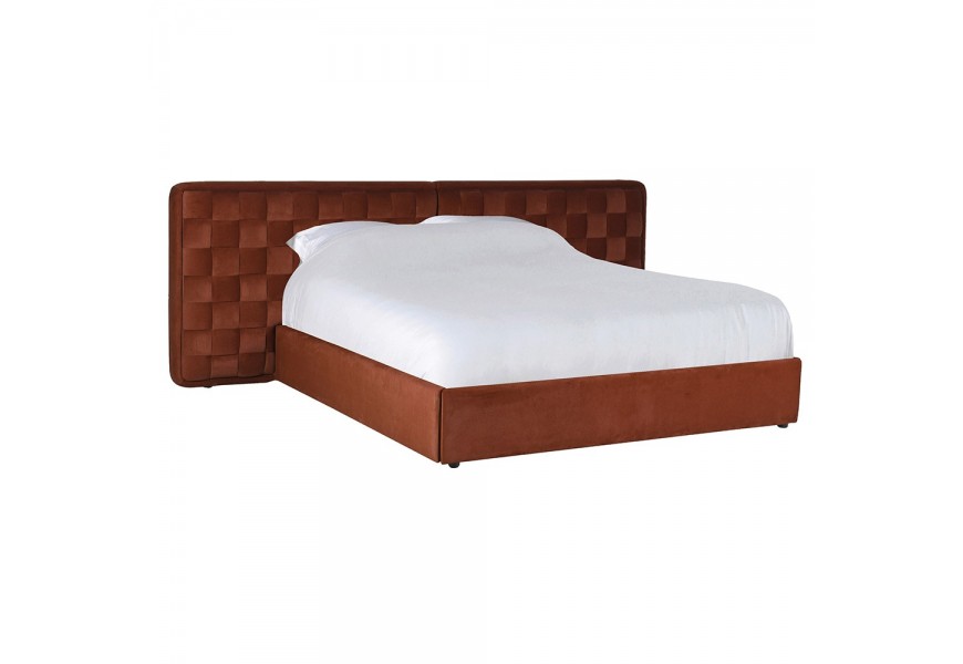 Luxusní moderní designová čalouněná retro postel Super King s propleteným čelem s 3D efektem v hnědé barvě na tmavých nožičkách s nízkým rámem