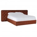 Luxusní moderní designová čalouněná retro postel Super King s propleteným čelem s 3D efektem v hnědé barvě na tmavých nožičkách s nízkým rámem