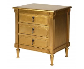 Luxusn&iacute; klasick&yacute; zlat&yacute; nočn&iacute; stolek Roi Gilt z mahagonov&eacute;ho dřeva s povrchovou &uacute;pravou s jemnou patinou a ozdobn&yacute;m dr&aacute;žkov&aacute;n&iacute;m se třemi z&aacute;suvkami a &scaron;t&iacute;hl&yacute;mi nožičkami s kovov&yacute;mi &uacute;chyty v bronzov&eacute; barvě