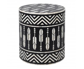 Designov&yacute; kulat&yacute; př&iacute;ručn&iacute; stolek Daytona v černo b&iacute;l&eacute; barvě s intarzi&iacute; z buvol&iacute; kosti a mangov&eacute;ho dřeva s troj&uacute;heln&iacute;kov&yacute;mi pap&iacute;rov&yacute;mi ornamenty