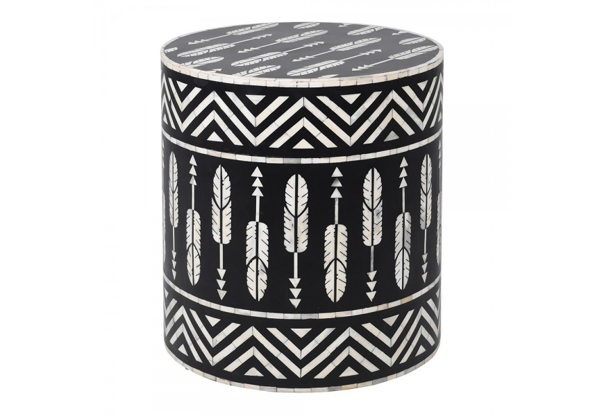 Designový kulatý příruční stolek Daytona v černo bílé barvě s intarzií z buvolí kosti a mangového dřeva s trojúhelníkovými papírovými ornamenty
