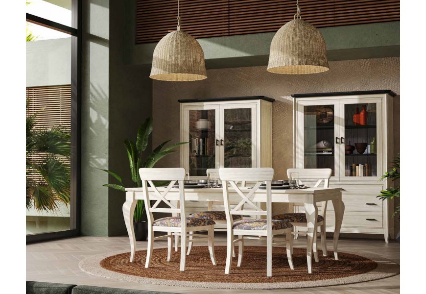 Luxusní venkovská masivní jídelní sestava Genova v bílém provedení s obdélníkovým jídelním stolem s kabriolovýma nohama a jídelními židlemi s křížovou výztuhou opěrky se dvěma vysokými vitrínami s vyřezávaným zdobením