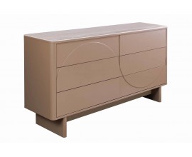 Modern&iacute; art deco hněd&aacute; &scaron;irok&aacute; komoda Savonia se &scaron;esti &scaron;upl&iacute;ky ve třech řad&aacute;ch s keramickou vrchn&iacute; deskou s travertinov&yacute;m designem se dvěma &scaron;irok&yacute;mi nohama a geometrick&yacute;m reli&eacute;fn&iacute;m zdoben&iacute;m v podobě vlny na fas&aacute;dě