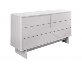 Modern&iacute; art deco &scaron;irok&aacute; komoda Savonia se &scaron;esti &scaron;upl&iacute;ky s geometrick&yacute;m reli&eacute;fem ve tvaru vlny ze dvou půloblouků na dvou ploch&yacute;ch noh&aacute;ch s keramickou mramorovou deskou v b&iacute;l&eacute; barvě