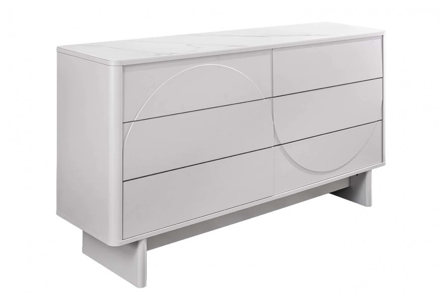 Moderní art deco široká komoda Savonia se šesti šuplíky s geometrickým reliéfem ve tvaru vlny ze dvou půloblouků na dvou plochých nohách s keramickou mramorovou deskou v bílé barvě