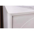 Designov&aacute; art deco b&iacute;l&aacute; komoda Savonia s mramorovou deskou a &scaron;esti &scaron;upl&iacute;ky s minimalistick&yacute;m reli&eacute;fem vlny 150 cm