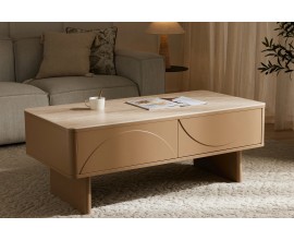 Modern&iacute; designov&yacute; konferenčn&iacute; stolek Savonia s obd&eacute;ln&iacute;kovou keramickou vrchn&iacute; deskou se zaoblen&yacute;mi rohy s designem b&eacute;žov&eacute;ho travertinu s &uacute;ložn&yacute;m prostorem v podobě jedn&eacute; police a dvou z&aacute;suvek s geometrick&yacute;m polobloukov&yacute;m reli&eacute;fem na dvou &scaron;irok&yacute;ch nožičk&aacute;ch s line&aacute;rn&iacute; spojnic&iacute; z d&yacute;hovan&eacute;ho