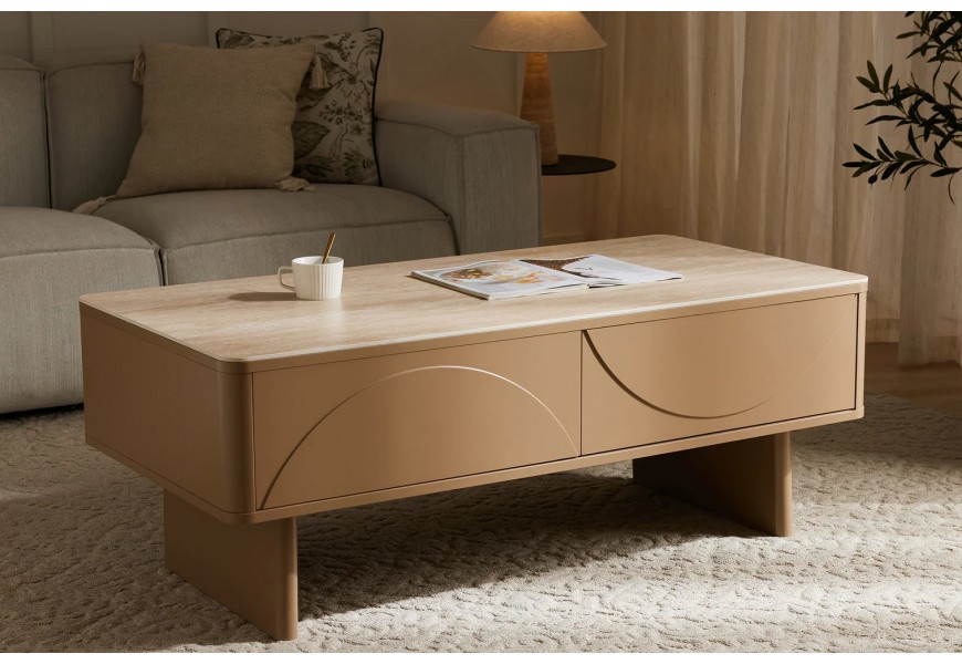 Moderní designový konferenční stolek Savonia s obdélníkovou keramickou vrchní deskou se zaoblenými rohy s designem béžového travertinu s úložným prostorem v podobě jedné police a dvou zásuvek s geometrickým polobloukovým reliéfem na dvou širokých nožičkách s lineární spojnicí z dýhovaného