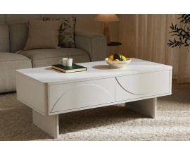 Designov&yacute; art deco konferenčn&iacute; stolek Savonia s &uacute;ložn&yacute;m prostorem se dvěma z&aacute;suvkami s geometrick&yacute;m reli&eacute;fem a jednou polic&iacute; na dvou nohou a obd&eacute;ln&iacute;kovou keramickou deskou s designem mramoru v b&iacute;l&eacute; barvě