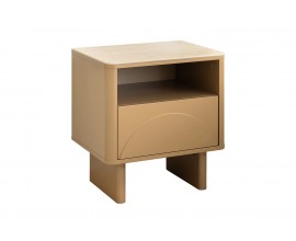 Modern&iacute; art deco nočn&iacute; stolek Savonia s &uacute;ložn&yacute;m prostorem s jednou z&aacute;suvkou a jednou polic&iacute; s geometrick&yacute;m reli&eacute;fem ve tvaru půloblouku v hněd&eacute;m proveden&iacute; s obd&eacute;ln&iacute;kovou b&eacute;žovou travertinovou deskou na nožičk&aacute;ch