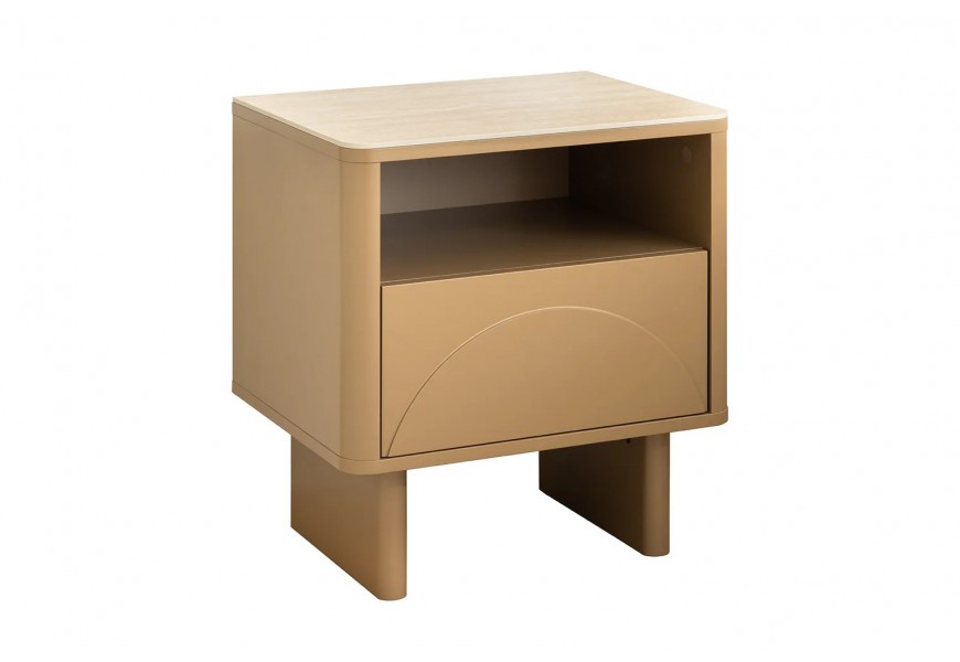 Moderní art deco noční stolek Savonia s úložným prostorem s jednou zásuvkou a jednou policí s geometrickým reliéfem ve tvaru půloblouku v hnědém provedení s obdélníkovou béžovou travertinovou deskou na nožičkách
