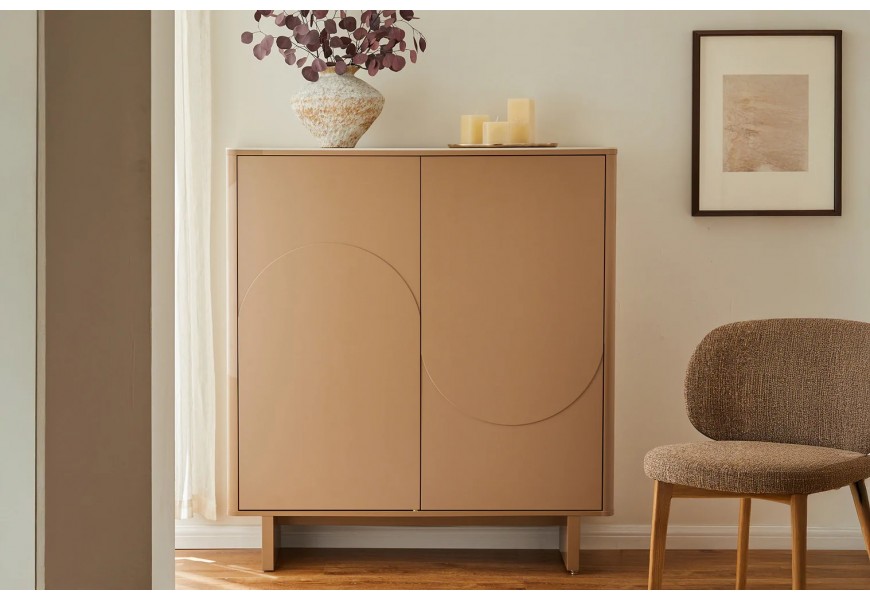 Designová moderní dvoudveřová hnědá barová skříňka Savonia na nožičkách s travertinovou béžovou vrchní deskou s geometrickým reliéfním zdobením s motivem dvou půloblouků