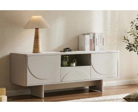 Designov&yacute; modern&iacute; b&iacute;l&yacute; televizn&iacute; stolek Savonia s obd&eacute;ln&iacute;kovou keramickou deskou s mramorov&yacute;m designem na nožičk&aacute;ch se dvěma jednodveřov&yacute;mi skř&iacute;ňkami a &scaron;upl&iacute;kem s polic&iacute; s geometrick&yacute;m reli&eacute;fn&iacute;m zdoben&iacute;m