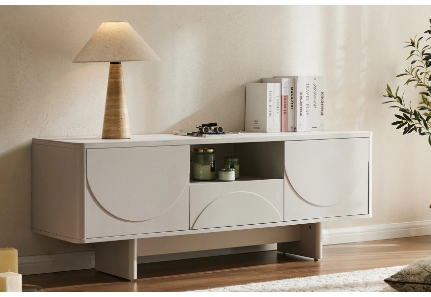 Designový moderní bílý televizní stolek Savonia s obdélníkovou keramickou deskou s mramorovým designem na nožičkách se dvěma jednodveřovými skříňkami a šuplíkem s policí s geometrickým reliéfním zdobením