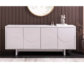 Art deco geometrick&yacute; př&iacute;born&iacute;k Savonia v b&iacute;l&eacute; barvě v obd&eacute;ln&iacute;kov&eacute;m tvaru se čtyřmi dv&iacute;řky s vlnkov&yacute;mi reli&eacute;fy s keramickou deskou v mramorov&eacute;m designu