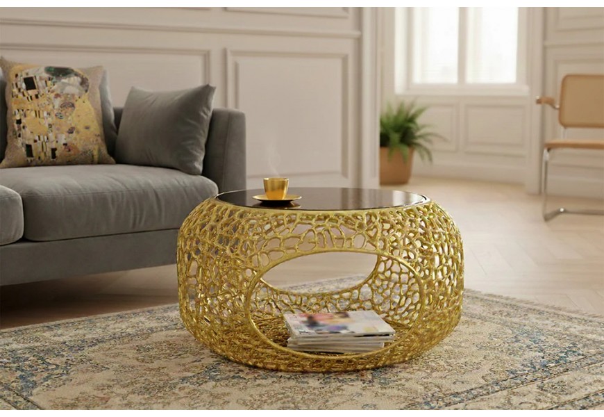 Moderní glamour konferenční stolek Hoja s černou tvrzenou skleněnou deskou a výraznou zlatou kovovou podnoží s práškovým nástřikem a s odkládacím prostorem se dvěma otvory