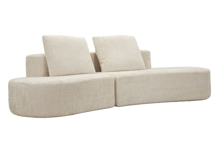Designová moderní čalouněná čtyřmístná sedačka Lilio v atypickém oblém tvaru se dvěma čtvercovými polštáři v krémové bílé barvě se semišovým potahem bez bočních opěrek
