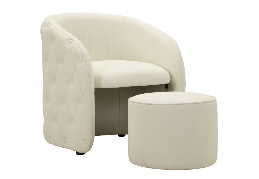 Art deco kožené klubové křeslo s podnožkou Zilla s bílým potahem z ekokůže s prošíváním v kulatými knoflíčky v chesterfield stylu s kulatou hladkou zasouvatelnou taburetkou ve stejném provedení
