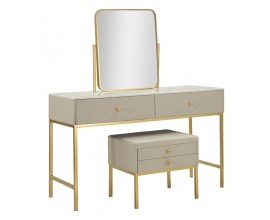 Designov&yacute; art deco obd&eacute;ln&iacute;kov&yacute; toaletn&iacute; stolek Glamia Tapis&eacute; s b&iacute;lou mramorovou vrchn&iacute; deskou s b&eacute;žov&yacute;m textiln&iacute;m potahem s &uacute;ložn&yacute; prostorem se dvěma z&aacute;suvkami a obd&eacute;ln&iacute;kov&yacute;m zrcadlem s čalouněnou taburetkou se dvěma z&aacute;suvkami se zlatou kovovou konstrukc&iacute;