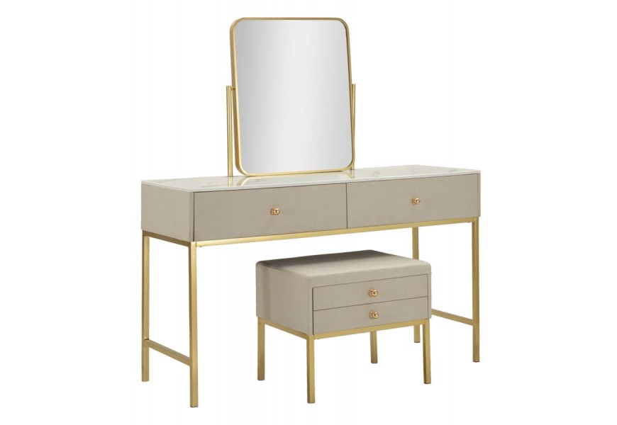 Designový art deco obdélníkový toaletní stolek Glamia Tapisé s bílou mramorovou vrchní deskou s béžovým textilním potahem s úložný prostorem se dvěma zásuvkami a obdélníkovým zrcadlem s čalouněnou taburetkou se dvěma zásuvkami se zlatou kovovou konstrukcí