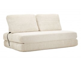 Designov&aacute; modern&iacute; b&iacute;l&aacute; rozkl&aacute;dac&iacute; sedačka Raffai se dvěma složen&yacute;mi matracemi a obd&eacute;ln&iacute;kov&yacute;mi opěrkov&yacute;mi pol&scaron;t&aacute;ři bez nožiček s ply&scaron;ov&yacute;m potahem se středně dlouh&yacute;m vlasem