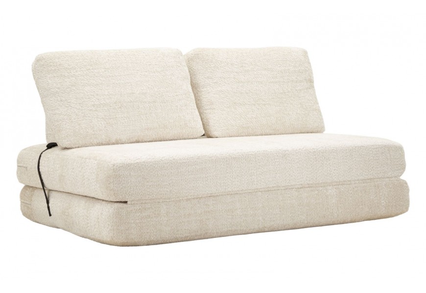 Designová moderní bílá rozkládací sedačka Raffai se dvěma složenými matracemi a obdélníkovými opěrkovými polštáři bez nožiček s plyšovým potahem se středně dlouhým vlasem