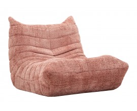 Designov&eacute; kreslo Kenira v ružovej farbe s ply&scaron;ov&yacute;m poťahom s horizont&aacute;lnym pre&scaron;&iacute;van&iacute;m