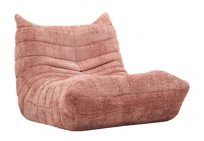 Designové kreslo Kenira v ružovej farbe s plyšovým poťahom s horizontálnym prešívaním