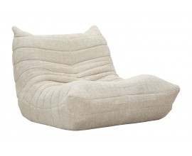 Modern&eacute; kreslo Kenira v bielo kr&eacute;movej farbe v obdĺžnikovom tvare s horizont&aacute;lnym pre&scaron;&iacute;van&iacute;m s ply&scaron;ov&yacute;m poťahom