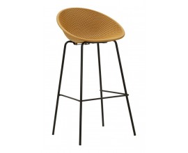 Modern&iacute; designov&aacute; kulat&aacute; barov&aacute; židle Isola se sedadlem s niž&scaron;&iacute; opěrkou zad z pevn&eacute;ho plastu ve žlut&eacute; barvě s perforovan&yacute;m zdoben&iacute;m s čern&yacute;mi kovov&yacute;mi nohami se ze&scaron;ikmenou &scaron;t&iacute;hlou lini&iacute; a opěrkou na nohy