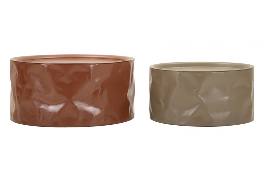 Moderní industriální sada dvou konferenčních stolků kulatého tvaru s plnou válcovou podstavou s designem mačkaného kovu v hnědé měděné a béžové barvě