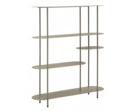 Designov&yacute; modern&iacute; ov&aacute;ln&yacute; reg&aacute;l Satre z kovu v b&eacute;žov&eacute;m proveden&iacute; se dvěma &scaron;irok&yacute;mi policemi a dvěma asymetricky um&iacute;stěn&yacute;mi krat&scaron;&iacute;mi policemi na &scaron;t&iacute;hl&eacute; kovov&eacute; konstrukci