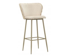 Modern&iacute; art deco barov&aacute; židle Denali s ply&scaron;ov&yacute;m potahem ve světle b&eacute;žov&eacute; barvě s kože&scaron;inov&yacute;m vertik&aacute;lně pro&scaron;&iacute;van&yacute;m designem na zadn&iacute; straně opěrky s kovov&yacute;mi nohami s opěrkou na nohy ve světle hněd&eacute; barvě v metalick&eacute;m proveden&iacute;