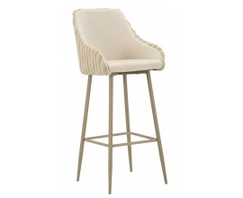 Designov&aacute; modern&iacute; kr&eacute;mov&aacute; barov&aacute; židle s ply&scaron;ov&yacute;m potahem s designem kože&scaron;iny s vertik&aacute;ln&iacute;mi pro&scaron;&iacute;van&yacute;mi p&aacute;sy na vněj&scaron;&iacute; straně opěrky se &scaron;t&iacute;hl&yacute;ma nohama z kovu ve světle hněd&eacute; barvě