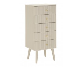 Designov&aacute; art deco komoda Shelly v matn&eacute;m b&eacute;žov&eacute;m proveden&iacute; s pěti z&aacute;suvkami se zaoblen&yacute;mi předn&iacute;mi hranami a &scaron;ikm&yacute;mi vy&scaron;&scaron;&iacute;mi nožičkami s plastick&yacute;m dr&aacute;žkov&aacute;n&iacute;m na předn&iacute; a bočn&iacute;ch stran&aacute;ch
