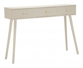 Art deco b&eacute;žov&yacute; konzolov&yacute; stolek Shelly s obd&eacute;ln&iacute;kovou vrchn&iacute; deskou se zaoblen&yacute;mi předn&iacute;mi rohy se třemi z&aacute;suvkami s kulat&yacute;mi zlat&yacute;mi &uacute;chyty s dr&aacute;žkovan&yacute;m reli&eacute;fem na předn&iacute; a zadn&iacute; straně na &scaron;ikm&yacute;ch nožičk&aacute;ch